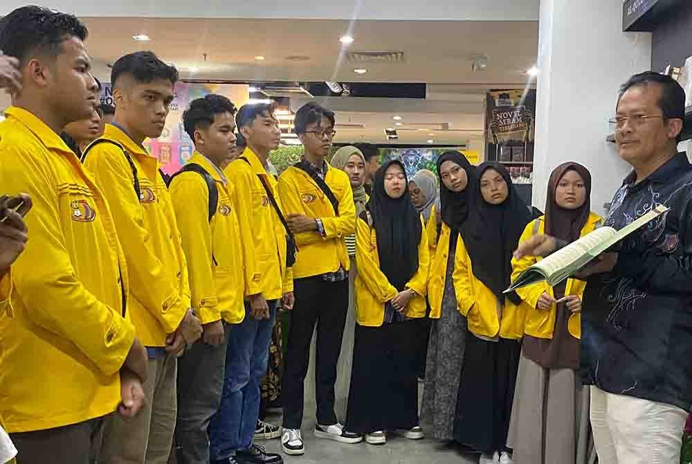 Ahmad Yani ketika memberi penerangan mengenai al-Quran di Karangkraf Mall pada Khamis.