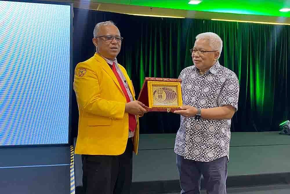 Rektor UPI, Profesor Dr Sarjon Defit menyampaikan cenderamata kepada Hussamuddin Yaacub pada Khamis.