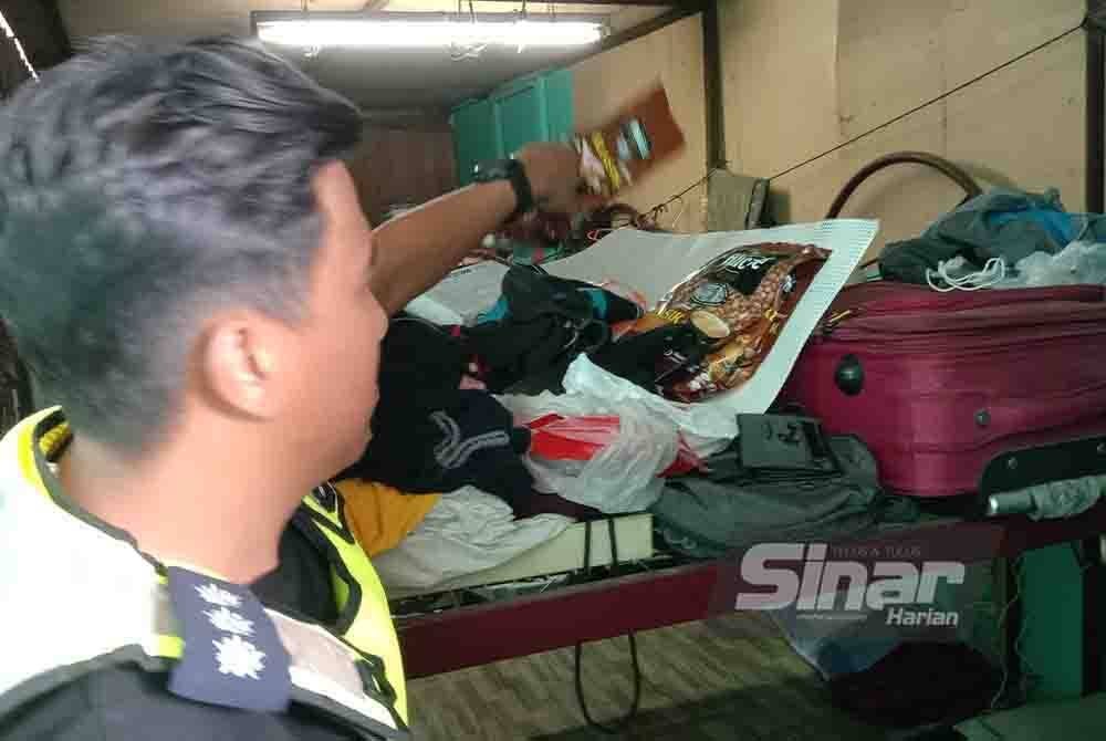 Pegawai polis menunjukkan keadaan salah sebuah bilik yang dipercayai menempatkan pekerja warga asing kilang terbabit.