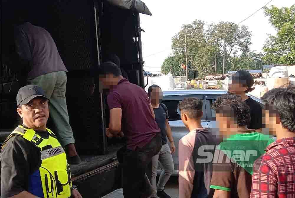 Kesemua tangkapan dibawa ke Ibu Pejabat Polis Daerah (IPD) Klang Selatan untuk tindakan lanjut.