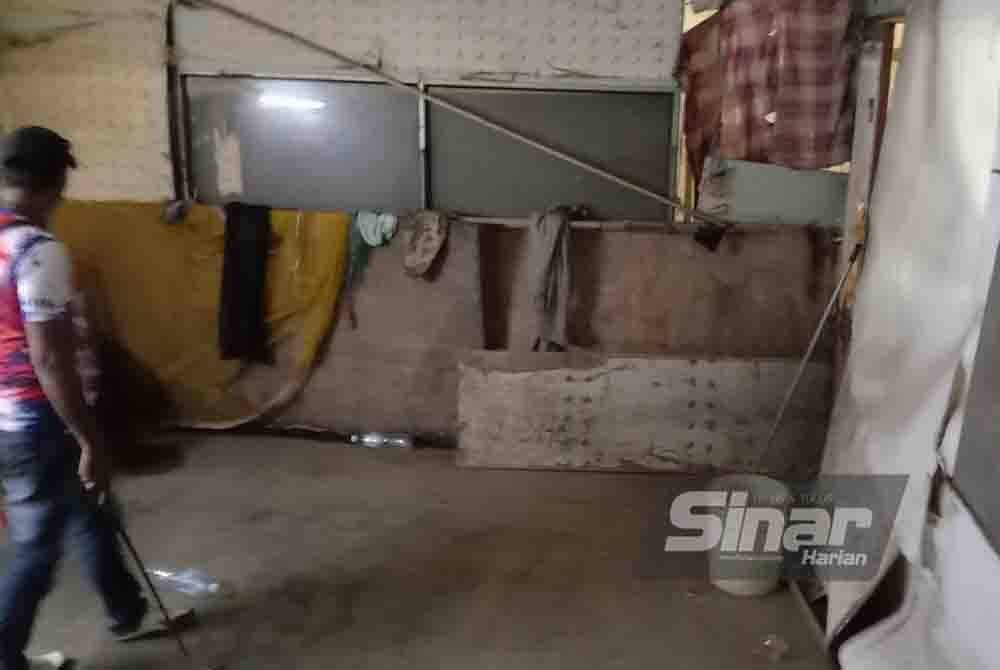 Keadaan bilik yang menempatkan pekerja warga asing didapati tidak mempunyai aliran udara yang baik sekali gus memberikan risiko kesihatan kepada pekerja terbabit.