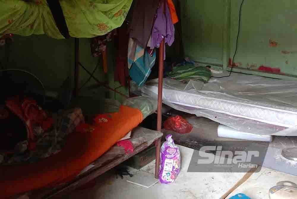 Keadaan bilik yang menempatkan pekerja warga asing didapati dalam keadaan tidak terurus.