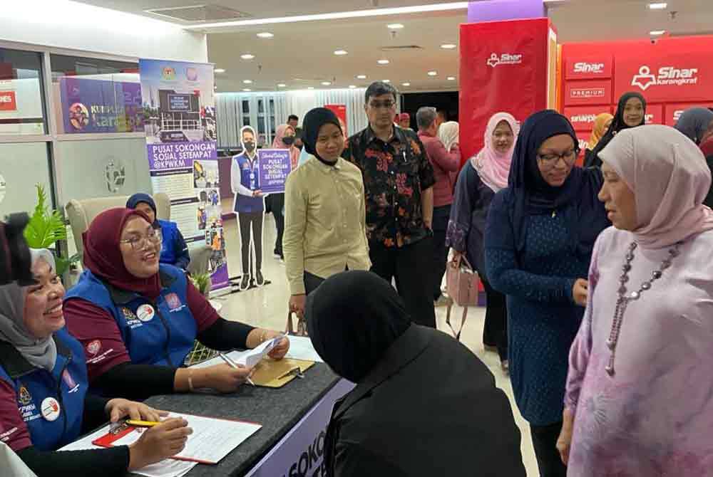Nancy (kanan) bertanyakan sesuatu kepada kakitangan KPWKM sejurus tiba di Kompleks Kumpulan Karangkraf di Shah Alam.