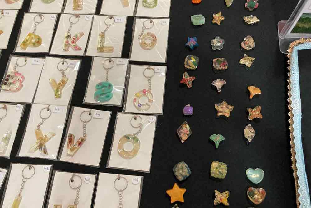 Antara hasil kraftangan yang dihasilkan oleh golongan wanita teraniaya dijual ketika program Town Hall Rakyat bersama Menteri Pembangunan Wanita, Keluarga dan Masyarakat, Datuk Seri Nancy Shukri.