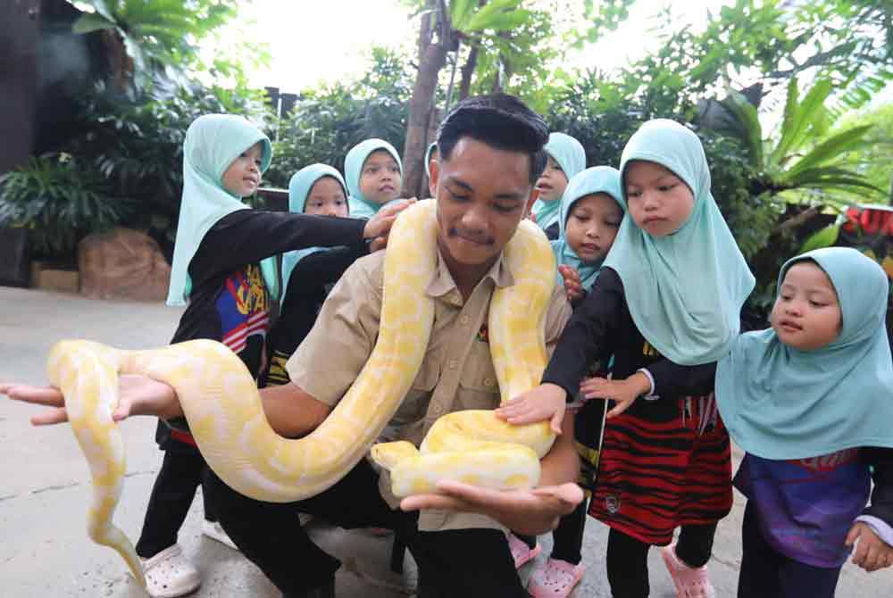 Penghuni Rumah Amal Al-Firdaus dibawa melawat taman hidupan liar di di taman tema Sunway Lagoon, Petaling Jaya pada Khamis.