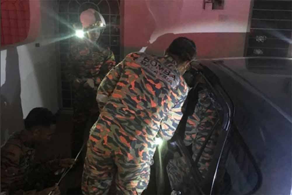 Komander Operasi membuat 'size up' dan mengarahkan anggota membuka pintu kereta menggunakan peralatan khas. Foto JBPM Perak