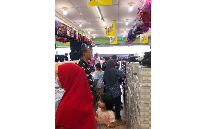 Orang ramai memilih Pusat Pakaian Hari-Hari untuk membeli kelengkapan persekolahan.