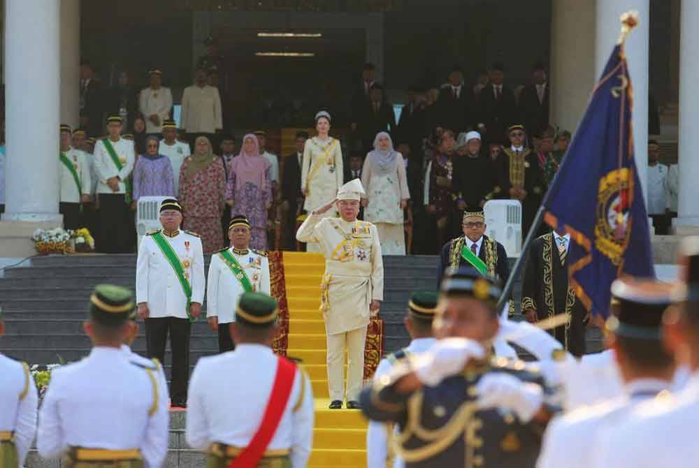 Sultan Nazrin berkenan berangkat ke Istiadat Pembukaan Rasmi Tahun Kedua Dewan Negeri Perak ke-15 di Bangunan Perak Darul Ridzuan pada Jumaat.