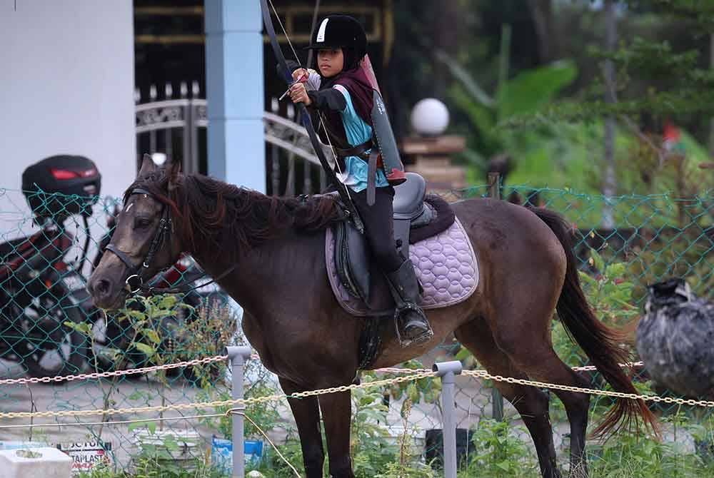 Heba adalah nama bukan asing dalam sukan memanah berkuda di bawah kelab ARBA Equestarian Archery kerana berjaya mencipta nama dalam beberapa kejohanan memanah berkuda di Malaysia dan Indonesia. Foto Bernama