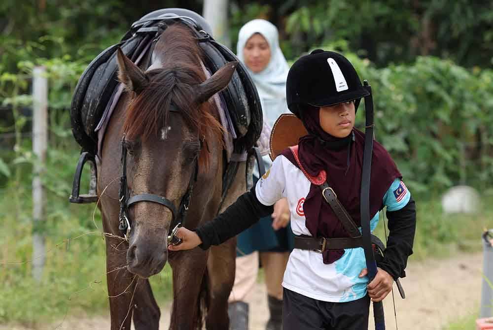 Srikandi cilik itu yang merupakan antara atlet termuda dalam komuniti sukan tersebut, tidak pernah serik biarpun beberapa kali terjatuh ketika menunggang kuda. Foto Bernama
