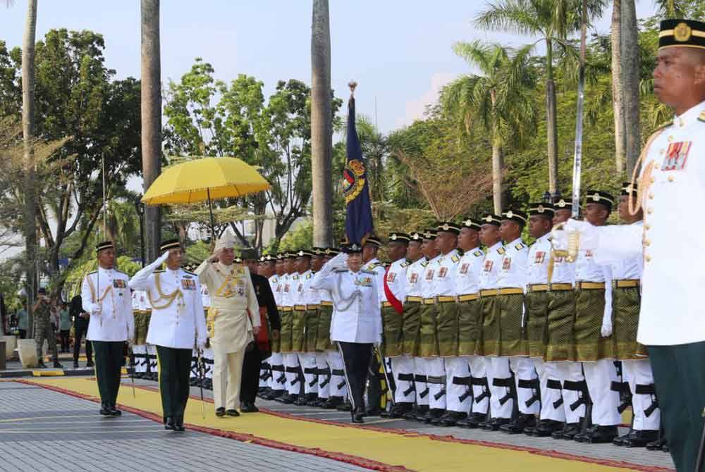 Sultan Nazrin berkenan memeriksa pasukan Kawalan Kehormatan yang terdiri daripada tiga pegawai dan 103 anggota lain-lain pangkat daripada Rejimen Askar Jurutera Diraja, 2 Divisyen sempena Istiadat Pembukaan Rasmi Tahun Kedua Dewan Negeri Perak ke-15 di Bangunan Perak Darul Ridzuan pada Jumaat.