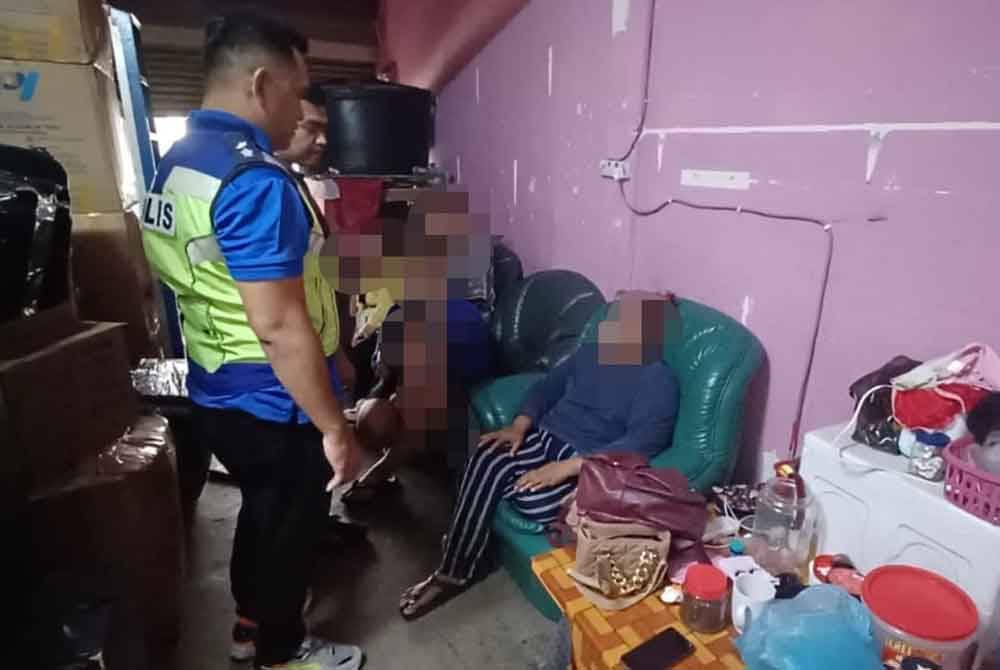 Polis menyoal siasat wanita disyaki ibu ayam yang ditahan dalam serbuan di Banting, pada Khamis.
