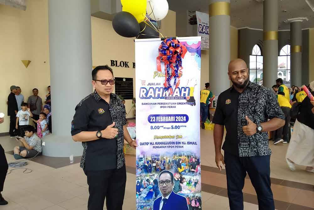 Kamalludin (kiri) menyempurnakan gimik pelancaran Program Jualan Rahmah Peringkat Negeri Perak Tahun 2024.