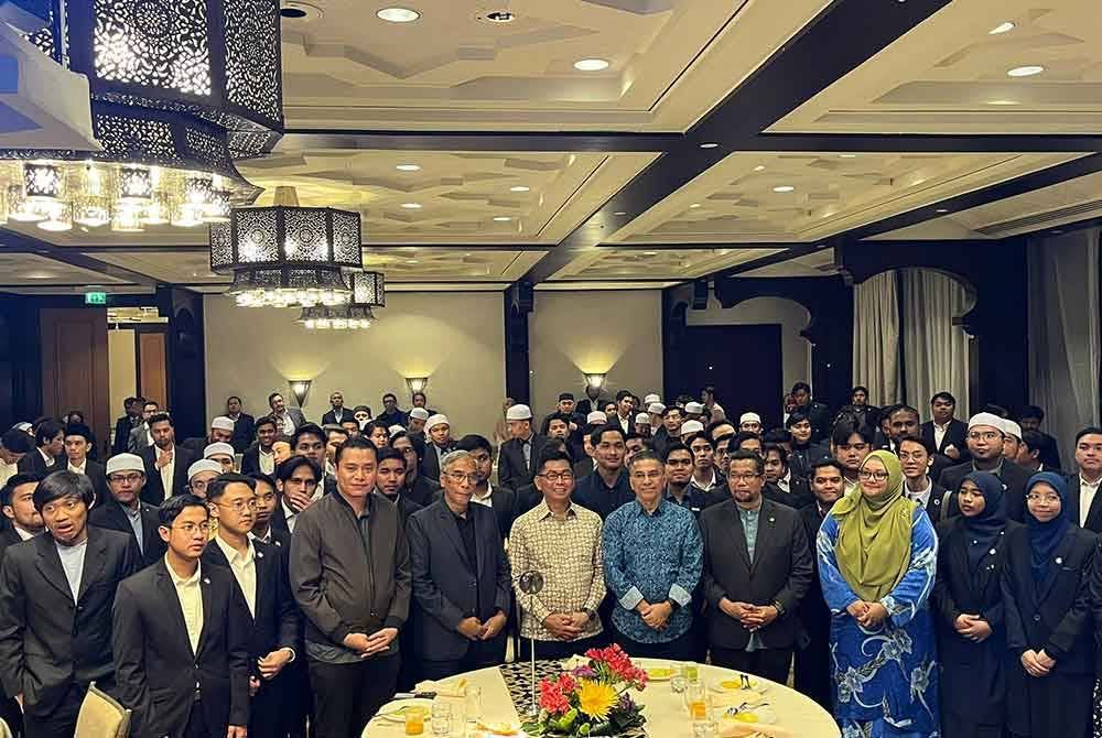 Mohamad meluangkan masa menyantuni kira-kira 170 mahasiswa Malaysia di Mesir