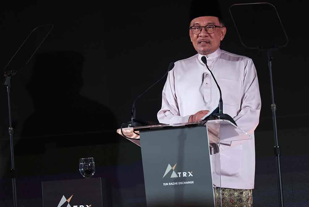 Anwar menyampaikan ucaptama pada pelancaran Tun Razak Exhange sebagai Pusat Kewangan Antarabangsa Malaysia, pada Jumaat. Foto Bernama