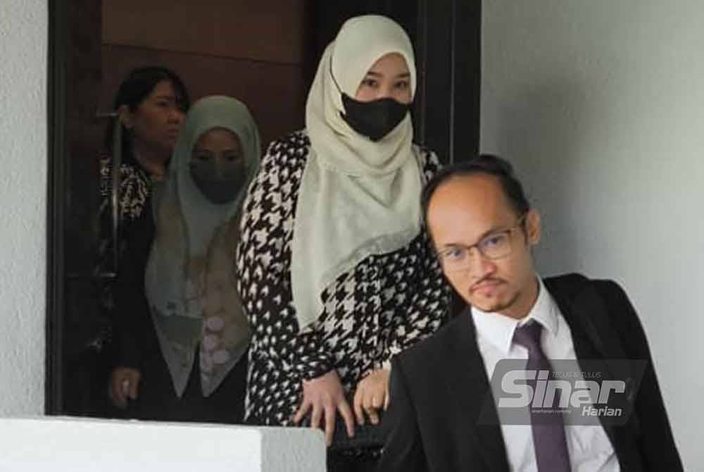 Mahkamah melepaskan dan membebaskan tunang Mohd Saifullah, Nurfadziana Abdul Kadir, 32, daripada pertuduhan bersubahat dalam melakukan kesalahan rasuah dengan menerima suapan RM232,000.