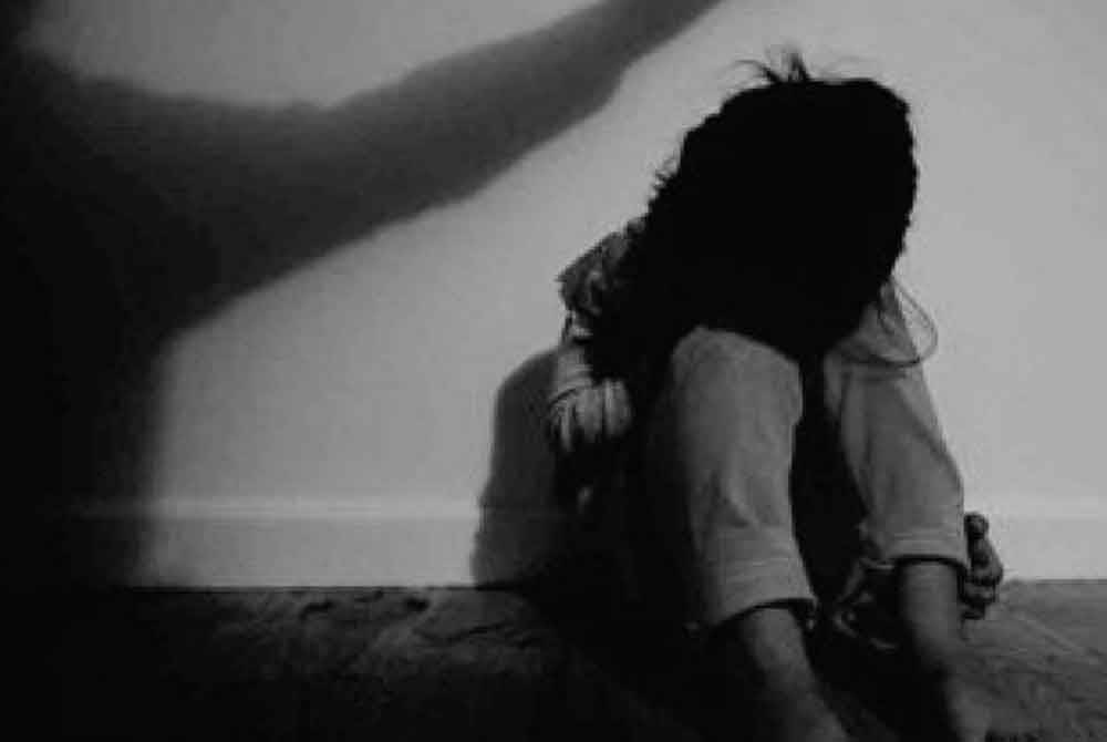 Seorang remaja perempuan berusia 15 tahun dipercayai dirogol selepas bermain permainan video bersama kawan lelakinya di rumah neneknya di daerah ini, baru-baru ini. Gambar hiasan