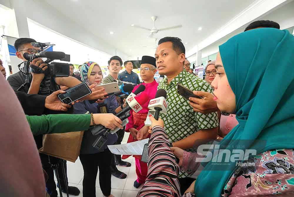 Nik Nazmi ditemui pemberita selepas majlis Perasmian Sistem Solar Hasil Pendanaan Wakaf Masjid Hijau (Rumah Ibadat Hijau) di Masjid Jamek Dato Klana Petra Sendeng pada Jumaat.