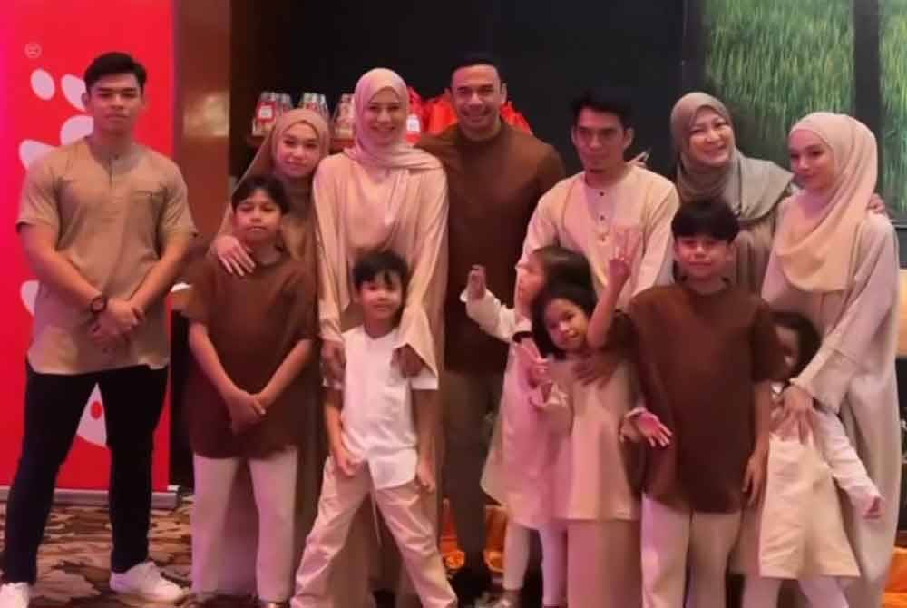 Marissa Dania (kanan) dilihat meluangkan masa bersama keluarganya.