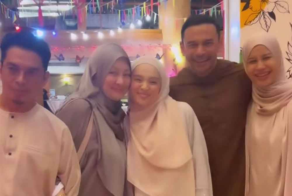 Marissa Dania bersama kedua-dua ibu bapanya.