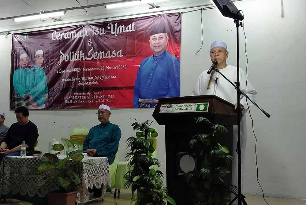 Annuar ketika menyampaikan ucapan sempena Ceramah Isu Umat dan Politik Semasa di Dewan Besar Markas Pas Kawasan Bagan Datuk, Selekoh di sini pada malam Khamis.