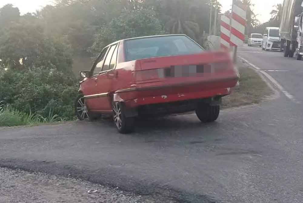 Penyeludup lari lintang pukang apabila anggota penguat kuasa Kementerian Perdagangan Dalam Negeri dan Kos Sara Hidup (KPDN) menyerbu sebuah stesen minyak di Kelaboran, Tumpat pada Khamis.