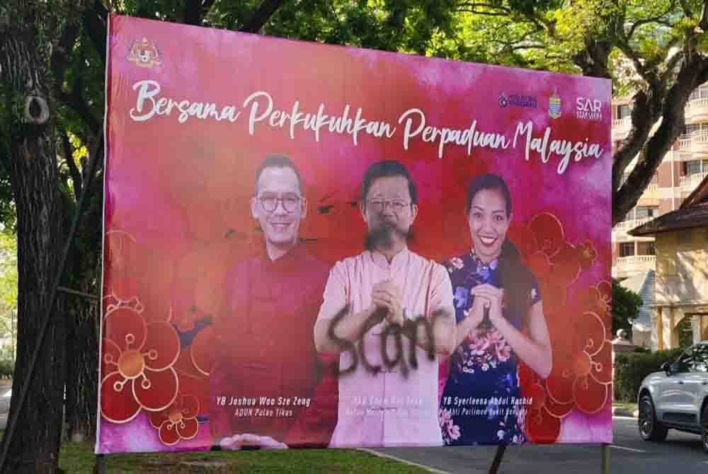 Antara papan iklan ucapan Tahun Baharu Cina di kawasan Pulau Tikus yang diconteng.