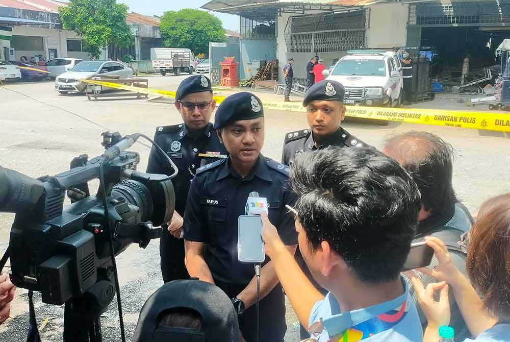 Mohd Fairus (tengah) bercakap kepada media berhubung kejadian letupan gas di Taman Perindustrian Puchong Utama, Puchong, Selangor pada Jumaat.
Foto: HISYAMUDDIN AYUB.