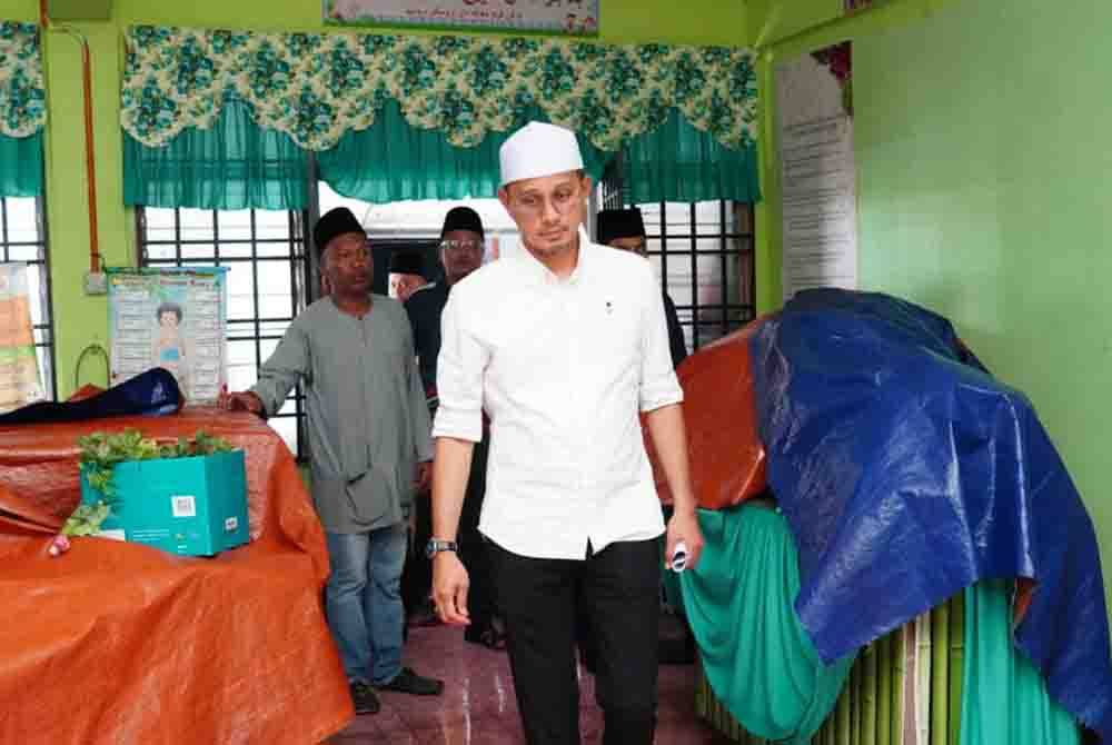 Mohd Fared melihat keadaan Sekolah Agama ( SA) Kampung Sawah, yang dilanda ribut, di Pontian.
