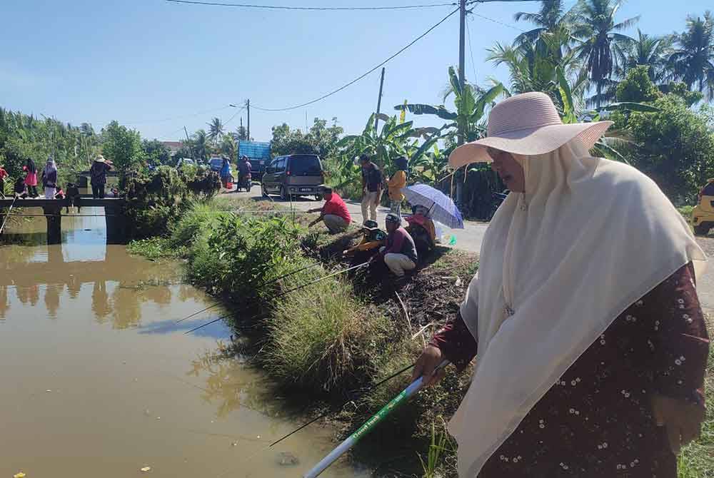 Tali air di Kampung Alor Serdang menjadi tumpuan penduduk setempat.