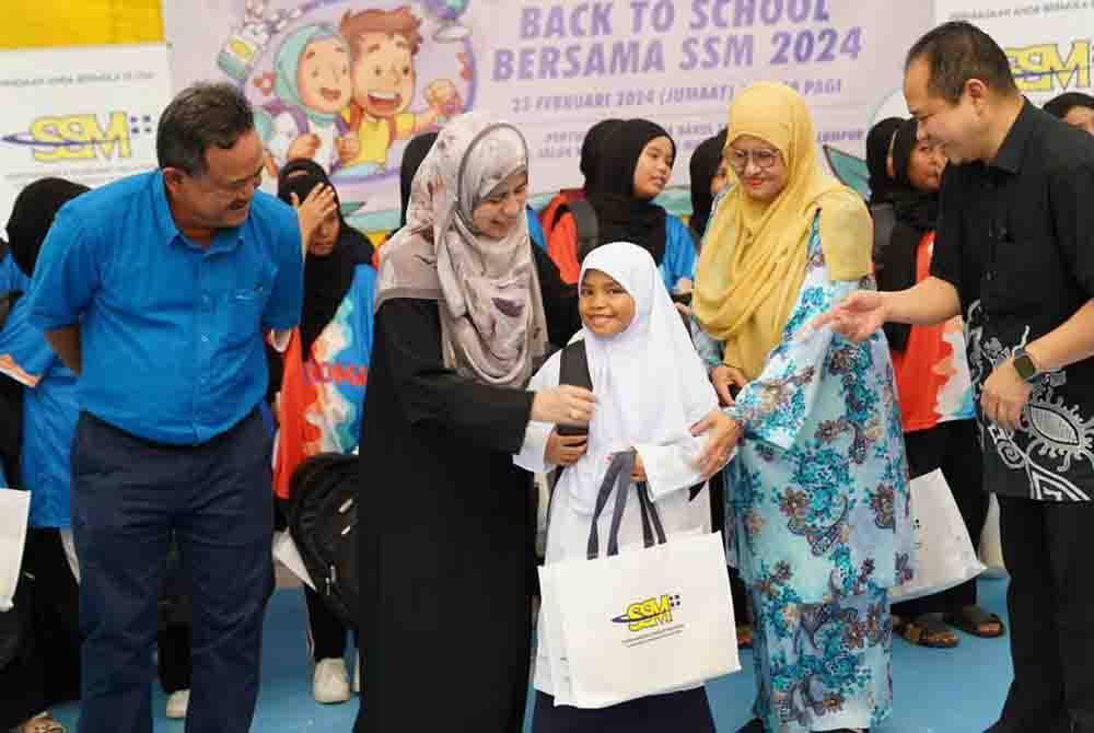 Dari kiri: Timbalan Ketua Pegawai Eksekutif (Perkhidmatan Korporat) SSM merangkap Pengerusi Jawatankuasa Pengurusan Zakat dan Tanggungjawab Sosial Korporat (JPZCSR) SSM, Amir Ahmad; Ketua Pegawai Eksekutif SSM, Datuk Nor Azimah Abdul Aziz; Pengasas Pertubuhan Rahoma Darul Fakir Malaysia, Datuk Faridah Omar Shah dan Timbalan Pengerusi JPZCSR SSM, Farid Ahmad.