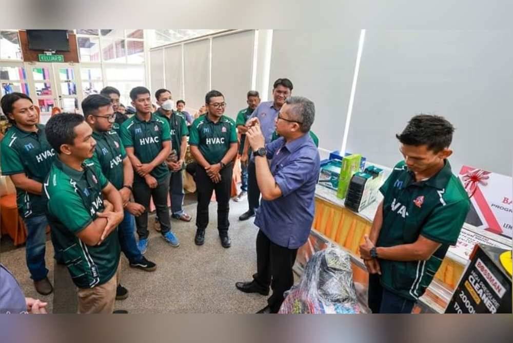 Ismasuhaimi (tengah) beramah mesra dengan peserta program mentor mentee KEDA yang terpilih untuk tahun ini.