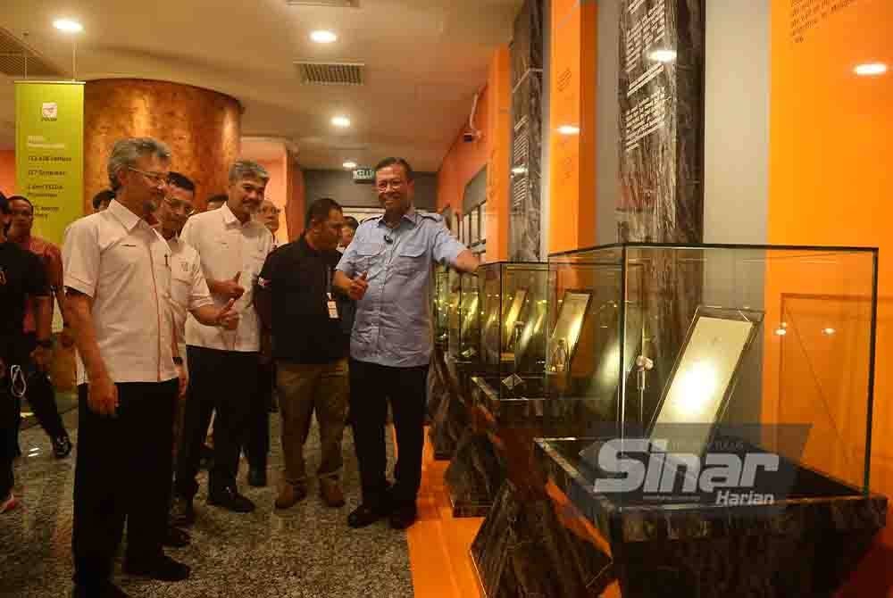 Ahmad Shabery (kanan) meninjau galeri Felda di Menara Felda pada Jumaat. Foto Sinar Harian - ASRIL ASWANDI SHUKOR