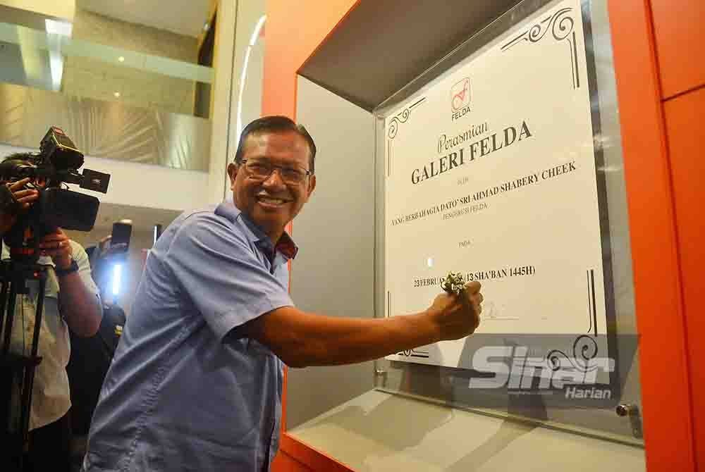 Ahmad Shabery melancarkan pembukaan galeri Felda di Menara Felda pada Jumaat. Foto Sinar Harian - ASRIL ASWANDI SHUKOR