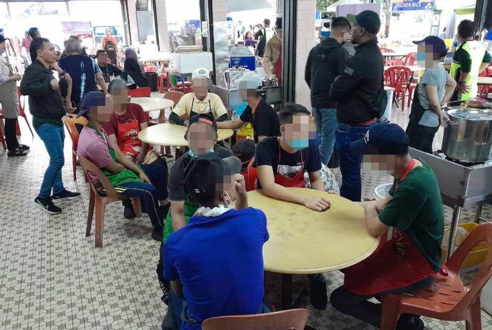Pemeriksaan dilakukan di ruang restoran dan tingkat atas bangunan itu yang dijadikan asrama pekerja. Foto Jabatan Imigresen Perak