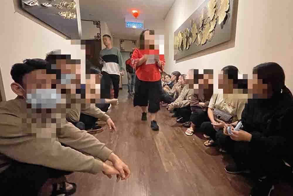 Antara warga asing yang ditahan imigresen dalam serbuan ke atas sebuah pusat urut dan restoran di sebuah kawasan peranginan di Bentong pada Khamis.