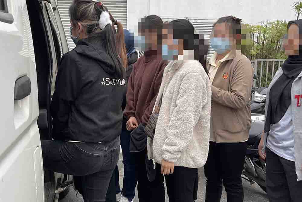 Warga asing yang ditahan dibawa ke Depot Tahanan Imigresen Kemayan untuk siasatan lanjut.