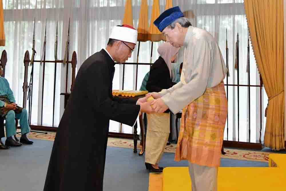 Anhar menerima watikah pelantikan Mufti Selangor disampaikan Sultan Sharafuddin.