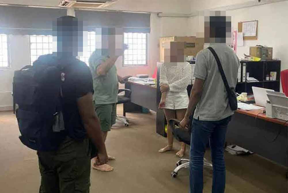 Petugas JIM Kuala Lumpur melakukan pemeriksaan ke atas majikan yang dipercayai cuba memalsukan dokumen bagi permohonan RTK 2.0 di Desa Petaling, Kuala Lumpur pada Rabu.
Foto Ihsan JIM Kuala Lumpur.