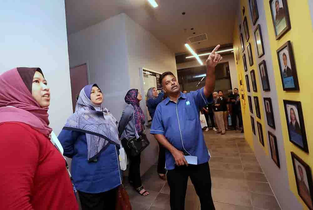 Nur-ul Afida Kamaludin (dua dari kiri) semasa melawat stesen TV Sarawak di sini pada Jumaat.