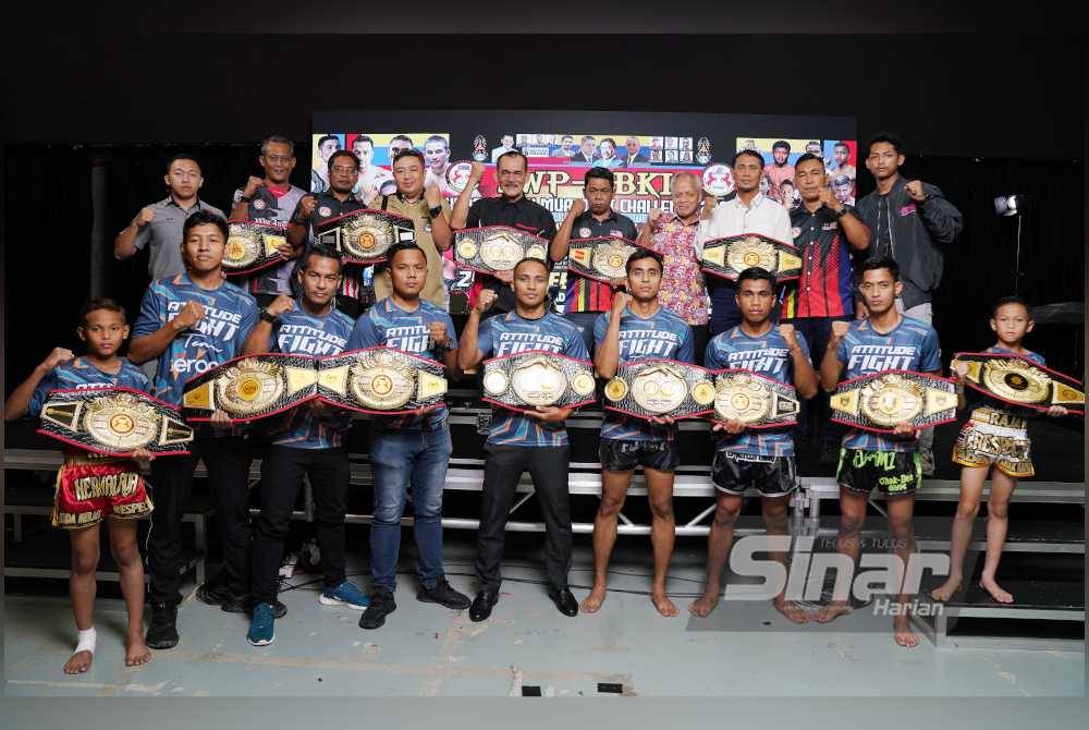 Barisan depan, dari kiri, Mohd Rafi antara petarung yang menyahut cabaran dalam King of The Ring Kejohanan JWP-DBKL Kuda Merah Muay Thai Challenge 2024. Foto ROSLI TALIB