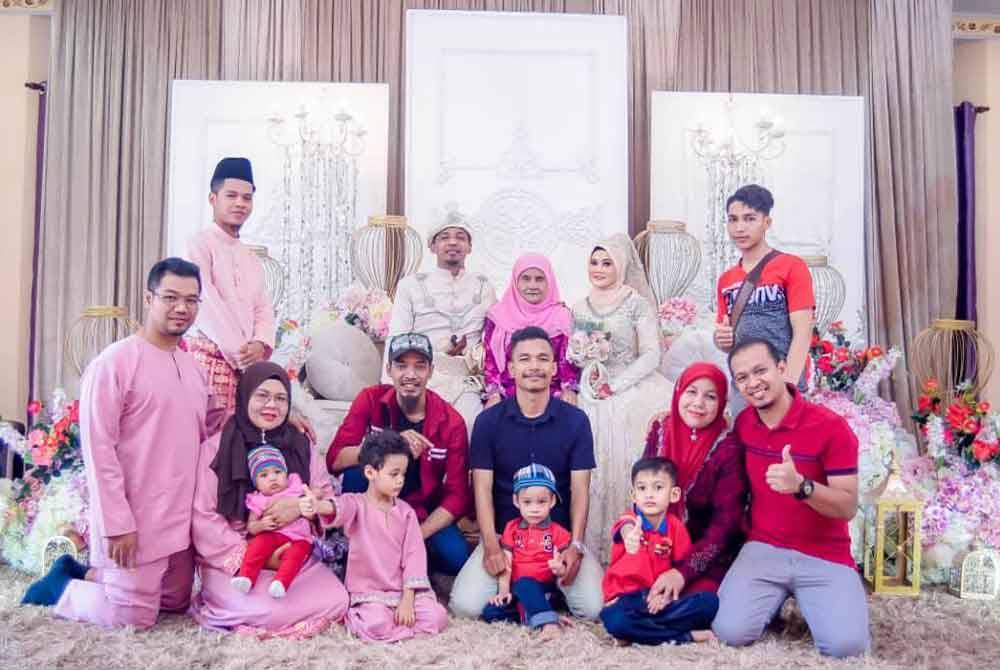 Sara (duduk, belakang tengah) ketika majlis perkahwinan anak keempatnya.