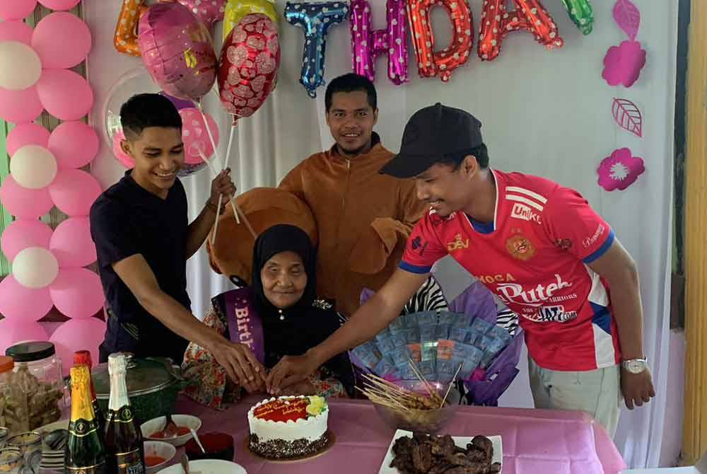 Anak-anak Sara menyambut hari lahirnya yang ke-62.