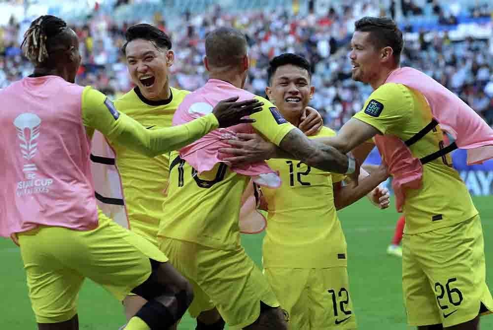 Arif Aiman (dua, kanan) meraikan jaringan gol bersama pemain Harimau Malaya ketika berdepan Korea Selatan dalam aksi Kumpulan E Piala Asia 2023 di Stadium Al Janoub.
