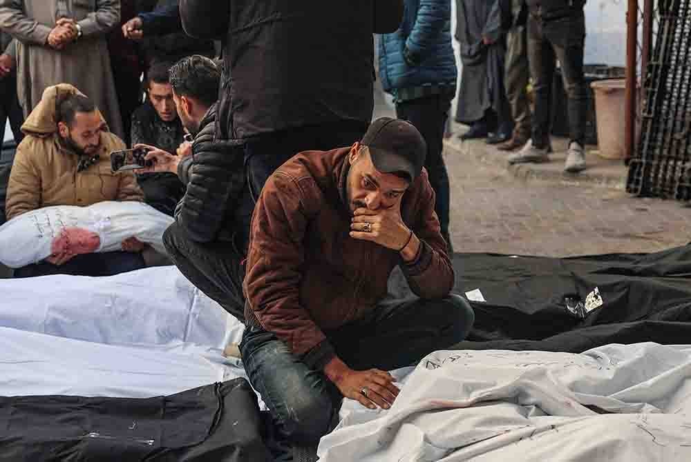 Seorang lelaki warga Palestin tidak dapat menahan kesedihan apabila beberapa ahli keluarganya meninggal dunia akibat serangan udara Israel di Rafah pada Rabu lalu.