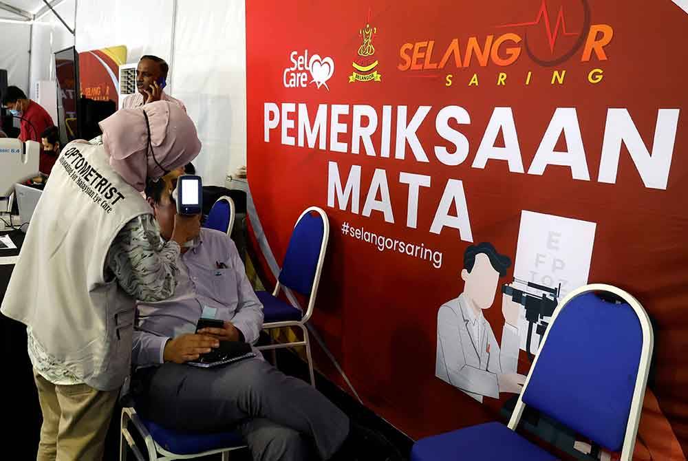 Pengunjung berkesempatan menjalani pemeriksaan mata di reruai pameran kesihatan. Foto Bernama