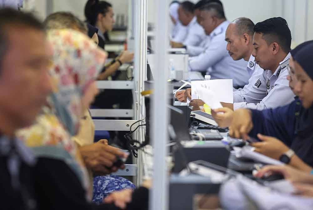 Orang ramai mengambil peluang untuk membayar saman di kaunter bayaran saman trafik PDRM yang menawarkan diskaun sehingga 50 peratus. Foto Bernama