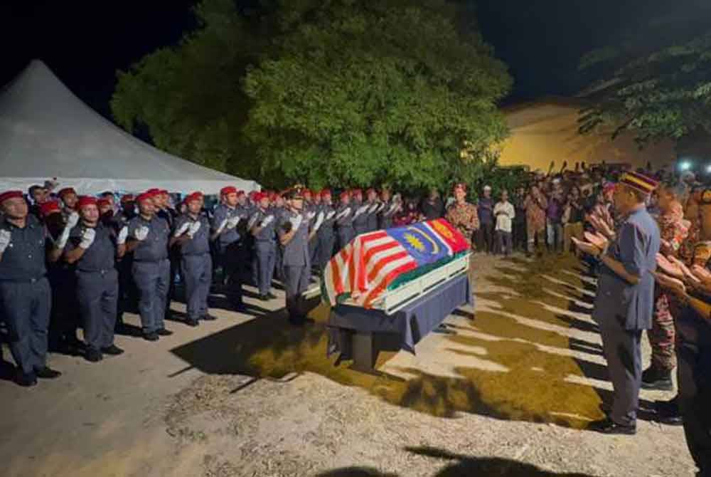 Jenazah Allahyarham Mohd Izwan Illias dikebumikan dengan penuh istiadat kebombaan. Foto JBPM