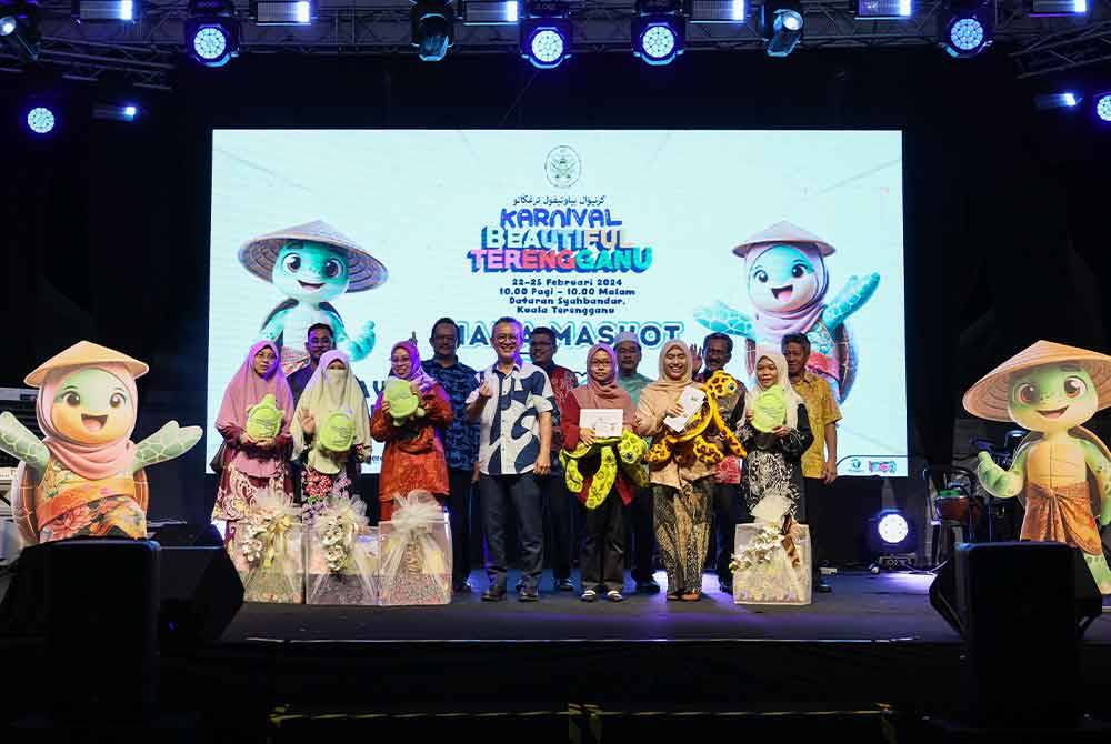 Razali (tengah) bergambar bersama peserta selepas penyampaian hadiah pertandingan mencipta nama maskot penyu kepada Norashikin Sulong (tiga, kiri) pada Perasmian Karnival Beautiful Terengganu pada Jumaat. Foto Bernama
