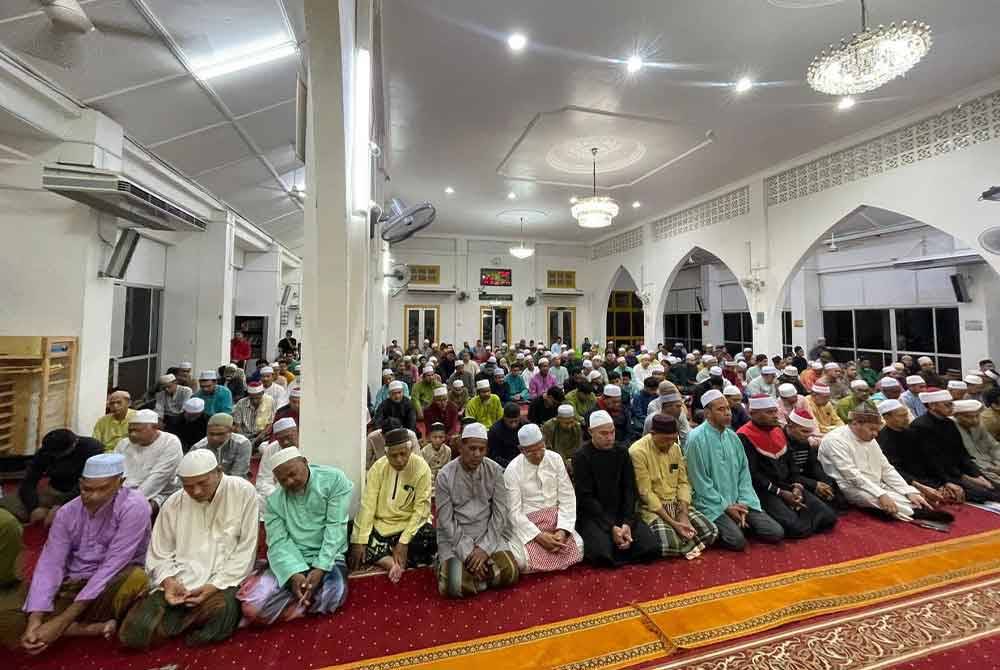 Menjadi imam tarawih bukan tugas mudah, selain tampil dengan bacaan yang merdu kami juga perlu menjaga kualiti bacaan, sebutan dan sifat huruf dengan penuh rapi serta sebaik mungkin.